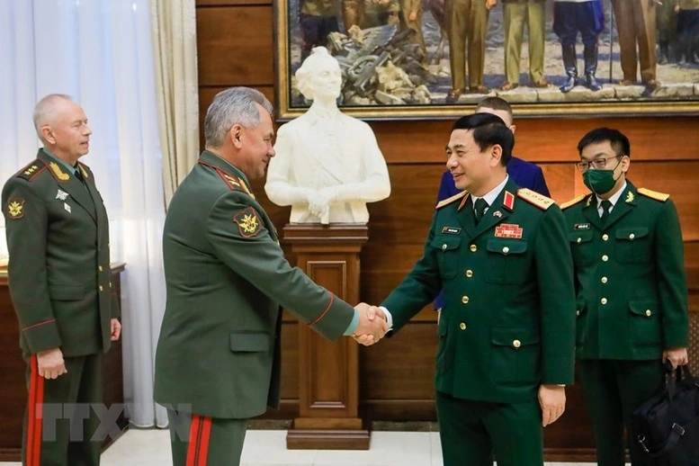 Đại tướng Phan Văn Giang và Đại tướng Sergei Shoigu, Bộ trưởng Quốc phòng Liên bang Nga tại LB Nga năm 2021. Ảnh: TTXVN