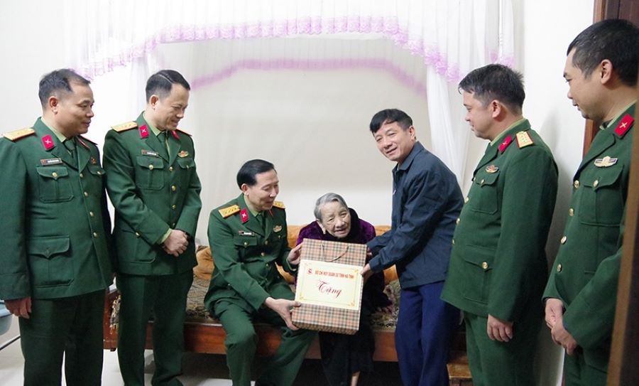 Tặng quà gia đình chính sách nhân kỷ niệm 80 năm Ngày thành lập QĐND Việt Nam