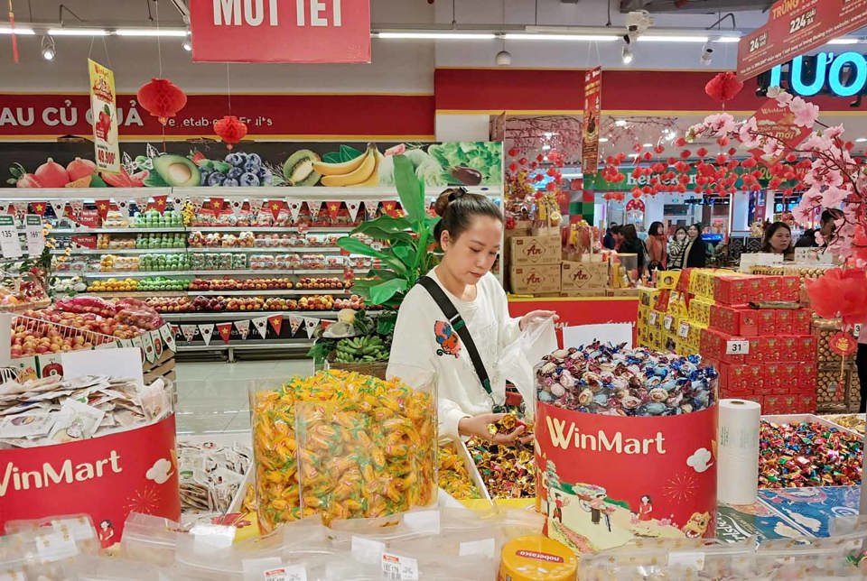 Người tiêu dùng mua sắm tại siêu thị Winmart. Ảnh: Hoài Nam