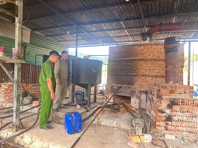 Lực lượng Công an đột kích cơ sở chế biến nhớt thải thành nhớt 