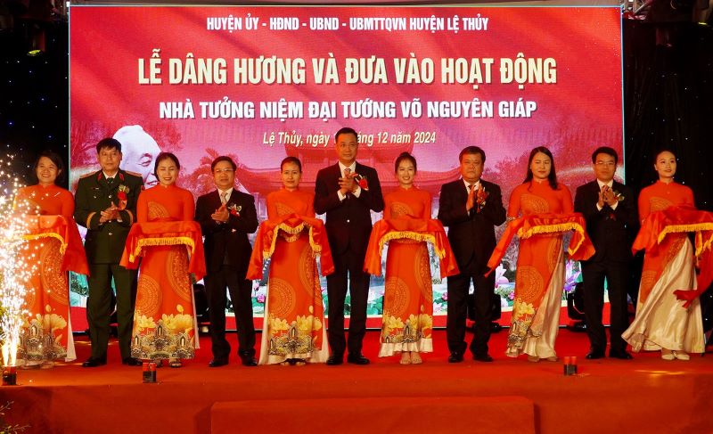 Các đại biểu cắt băng khánh thành, đưa vào hoạt động Nhà tưởng niệm Đại tướng Võ Nguyên Giáp.