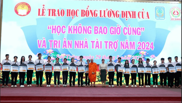 Công ty Xổ số Kiến thiết Sóc Trăng trao quà tặng tới các em học sinh