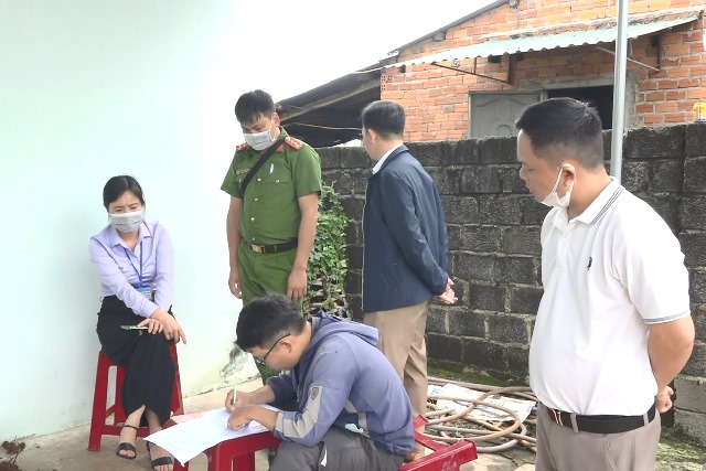 Ngành chứng năng lập biên bản và lấy mẫu xét nghiệm số lượng heo không rõ nguồn gốc. Ngành chứng năng lập biên bản và lấy mẫu xét nghiệm số lượng heo không rõ nguồn gốc.