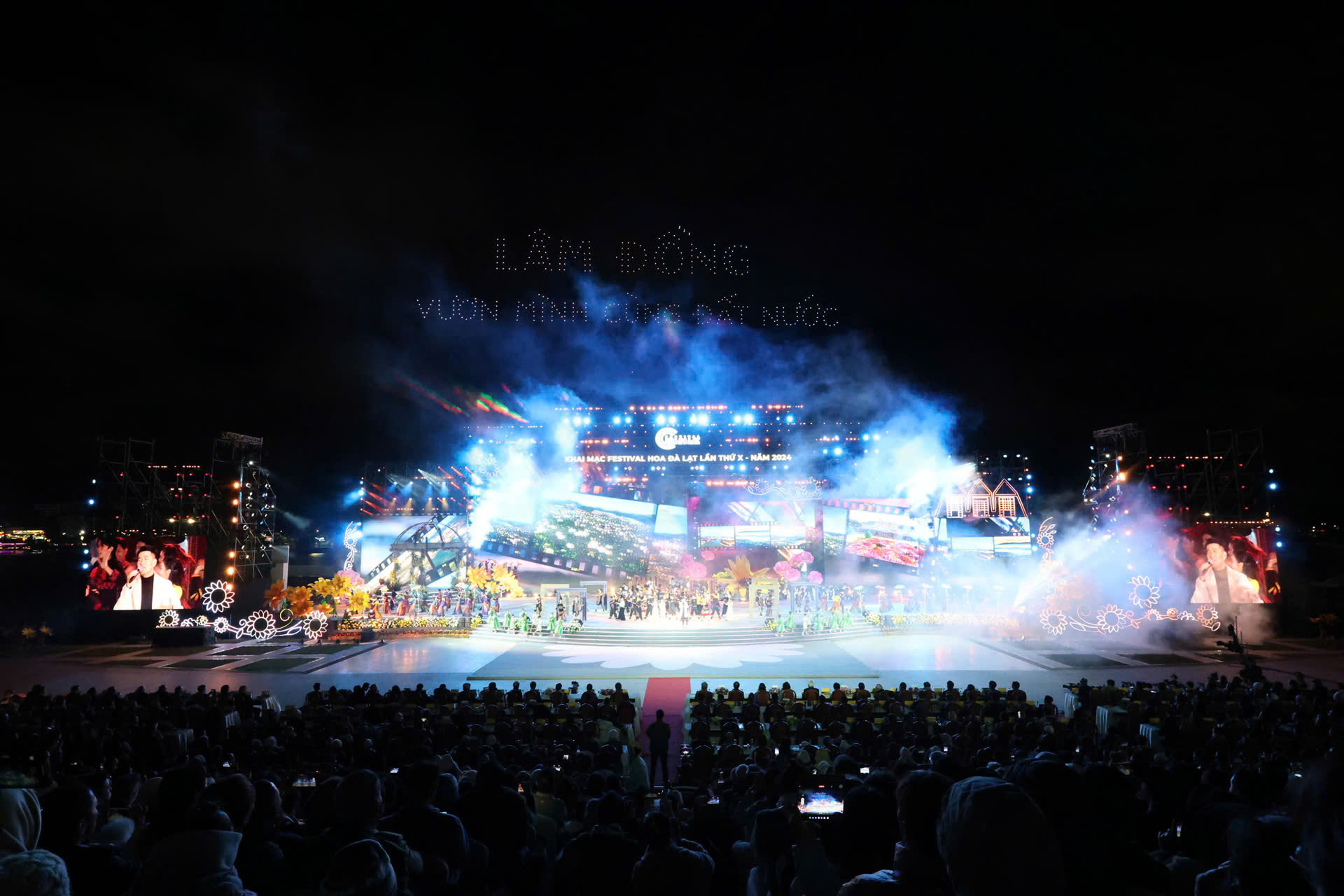 Lễ khai mạc Festival Hoa Đà Lạt lần 10 được đầu tư công nghệ hiện đại, tạo hiệu ứng mạnh mẽ về âm thanh và ánh sáng