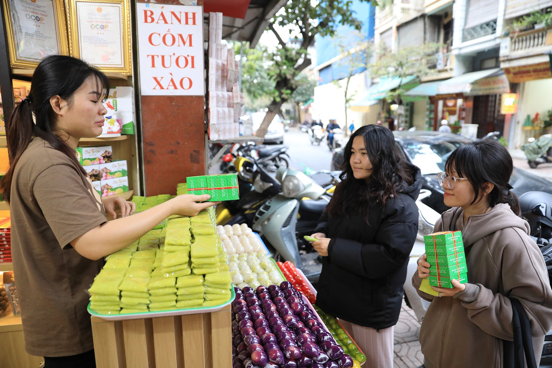 Với sự nổi tiếng và hương vị đặc trưng, bánh cốm Hàng Than (quận Ba Đình) được nhiều người tiêu dùng ưa chuộng. Ảnh: Đỗ Tâm