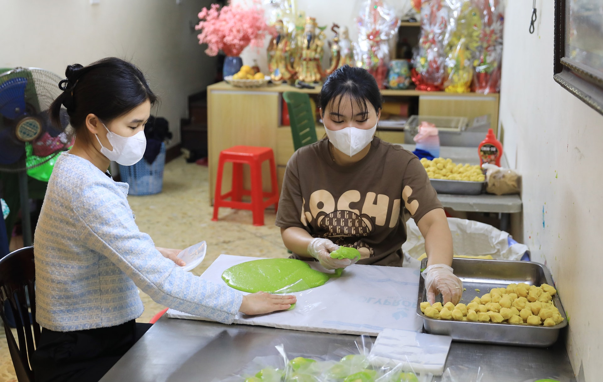 Hai người phối hợp trong công đoạn ra bánh để tăng năng suất và bảo đảm chất lượng. Ảnh: Đỗ Tâm