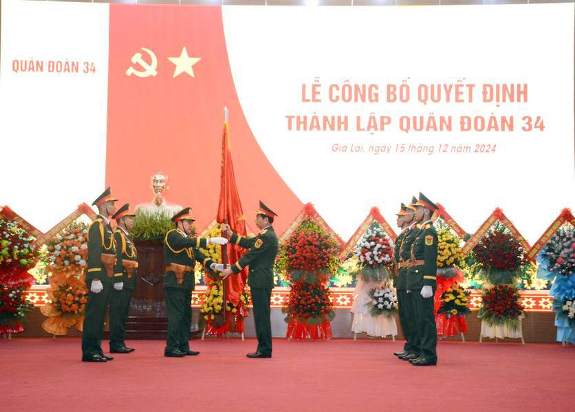 Bộ trưởng Phan Văn Giang trao Quân kỳ Quyết thắng cho Quân đoàn 34.