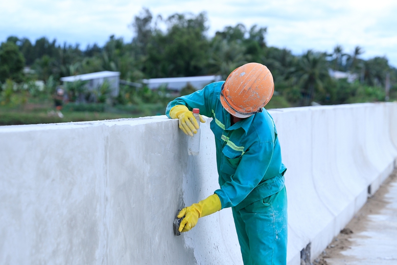 Công nhân đang làm vệ sinh trên một đoạn cao tốc đã hoàn thành thi công - Ảnh: VGP/Nhật Bắc