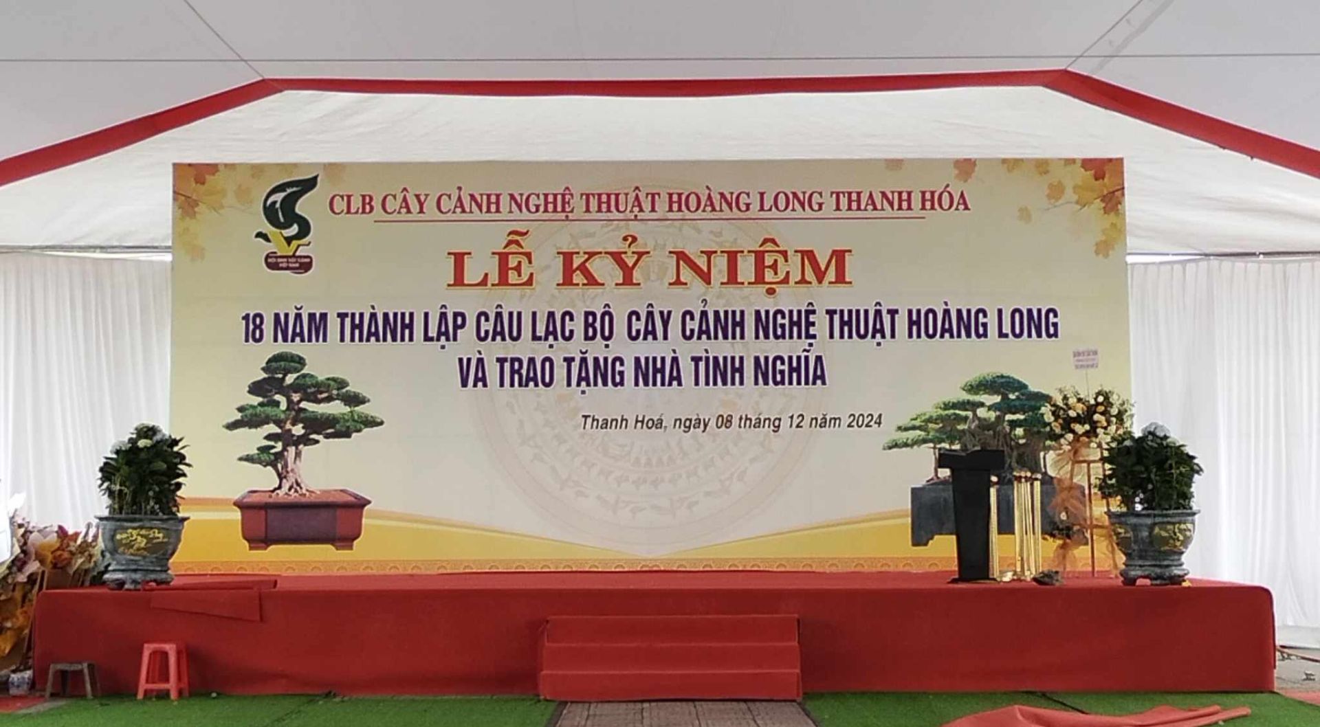 Kỷ niệm 18 năm thành lập Câu lạc bộ Cây cảnh nghệ thuật Hoàng Long tại Trung tâm Triển lãm - Hội chợ và Quảng cáo Thanh Hóa. Kỷ niệm 18 năm thành lập Câu lạc bộ Cây cảnh nghệ thuật Hoàng Long tại Trung tâm Triển lãm - Hội chợ và Quảng cáo Thanh Hóa.