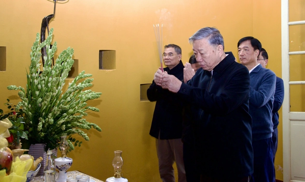 Tổng Bí thư Tô Lâm dâng hương tưởng niệm Chủ tịch Hồ Chí Minh tại Phủ Chủ tịch