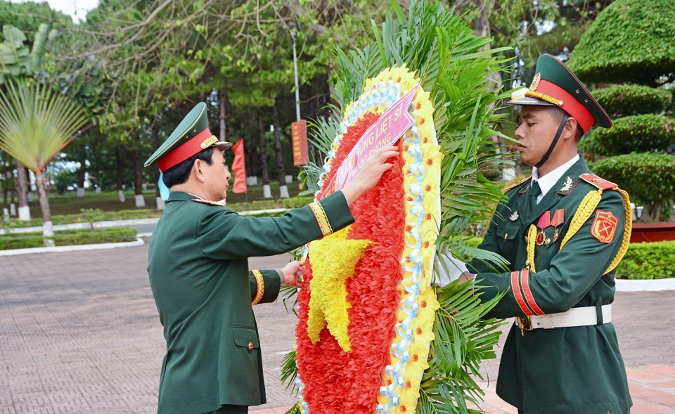 Bộ trưởng Phan Văn Giang và các đại biểu dâng hoa, dâng hương tại Đài tưởng niệm các Anh hùng liệt sĩ Quân đoàn 34.