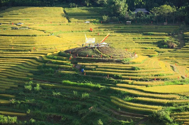 Một Miền Đồi hùng vĩ, kết hợp giữ ruộng bậc thang và cánh rừng nguyên sinh bạt ngàn vùng Tây Bắc