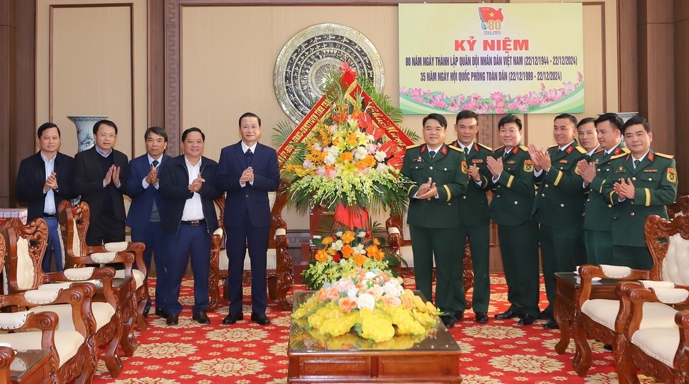Chủ tịch UBND tỉnh Đỗ Minh Tuấn tặng hoa chúc mừng Bộ CHQS tỉnh. Chủ tịch UBND tỉnh Đỗ Minh Tuấn tặng hoa chúc mừng Bộ CHQS tỉnh.