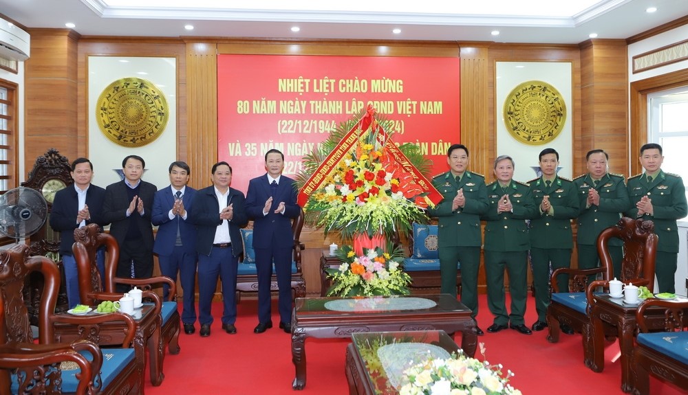 Chủ tịch UBND tỉnh Đỗ Minh Tuấn tặng hoa chúc mừng Bộ Chỉ huy Bộ đội biên phòng tỉnh. Chủ tịch UBND tỉnh Đỗ Minh Tuấn tặng hoa chúc mừng Bộ Chỉ huy Bộ đội biên phòng tỉnh.