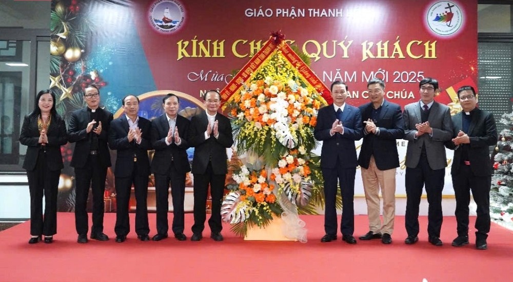 Các đồng chí: Lại Thế Nguyên, Phó Bí thư Thường trực Tỉnh ủy, Chủ tịch HĐND tỉnh, Trưởng Đoàn ĐBQH tỉnh; Đỗ Minh Tuấn, Phó Bí thư Tỉnh uỷ, Chủ tịch UBND tỉnh cùng các đồng chí lãnh đạo tỉnh tặng hoa chúc mừng Giám mục Nguyễn Đức Cường và các chức sắc Giáo phận Thanh Hóa.