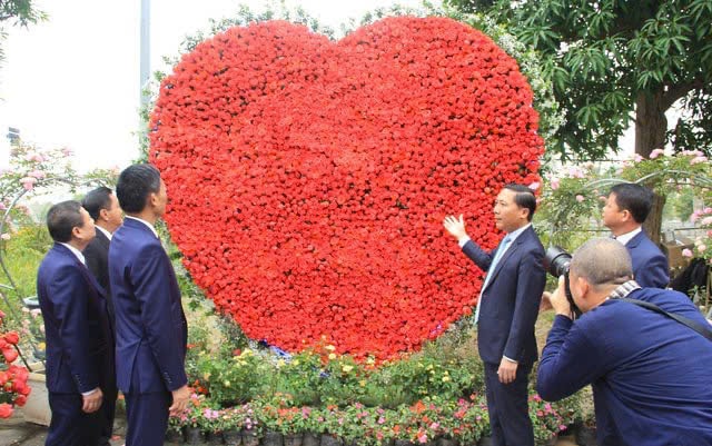 Lãnh đạo huyện Mê Linh dự Festival hoa Mê Linh lần thứ nhất vào năm 2022. (Ảnh: Hoàng Sơn)