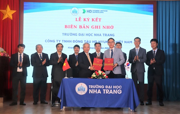 GS.TS Trang Sĩ Trung – Hiệu trưởng NTU và ông Kim Song Hag - Tổng Giám đốc HVS sau khi ký kết đã trao văn bản ký kết trước sự chứng kiến của lãnh đạo NTU và HVS