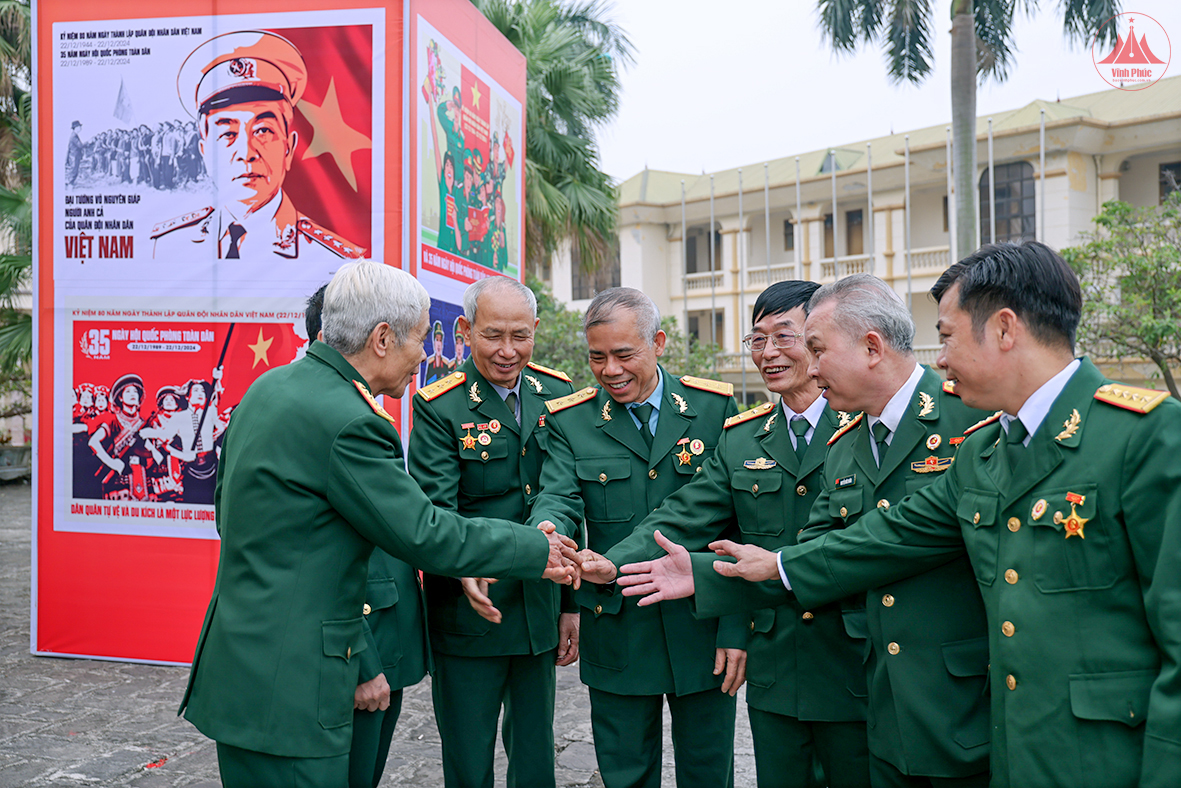 Niềm vui ngày hội ngộ của các cựu chiến binh. Niềm vui ngày hội ngộ của các cựu chiến binh.