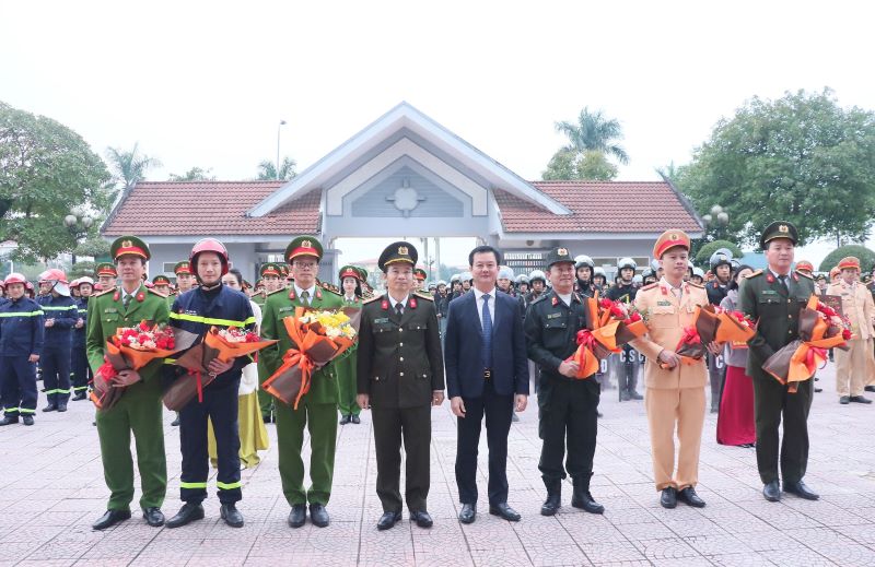 Phó Chủ tịch UBND tỉnh Hà Tĩnh Trần Báu Hà và Giám đốc Công an tỉnh Hà Tĩnh Nguyễn Xuân Thao tặng hoa các lực lượng tại lễ ra quân.