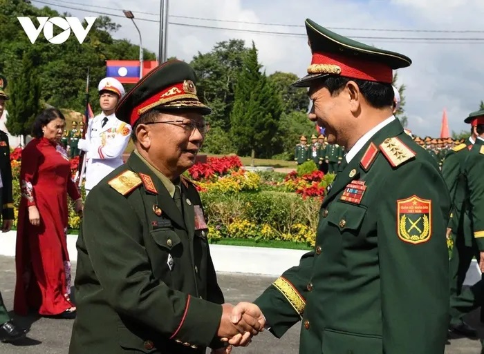 Đại tướng Phan Văn Giang, Bộ trưởng Bộ Quốc phòng Việt Nam và Đại tướng Chansamone Chanyalath, Phó Thủ tướng Chính phủ, Bộ trưởng Bộ Quốc phòng Lào tại cuộc giao lưu hữu nghị quốc phòng biên giới Việt Nam - Lào tháng 10/2024