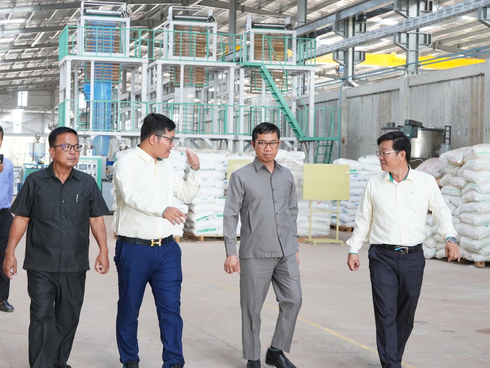 Đoàn tham quan Nhà máy sản xuất vật tư nông nghiệp