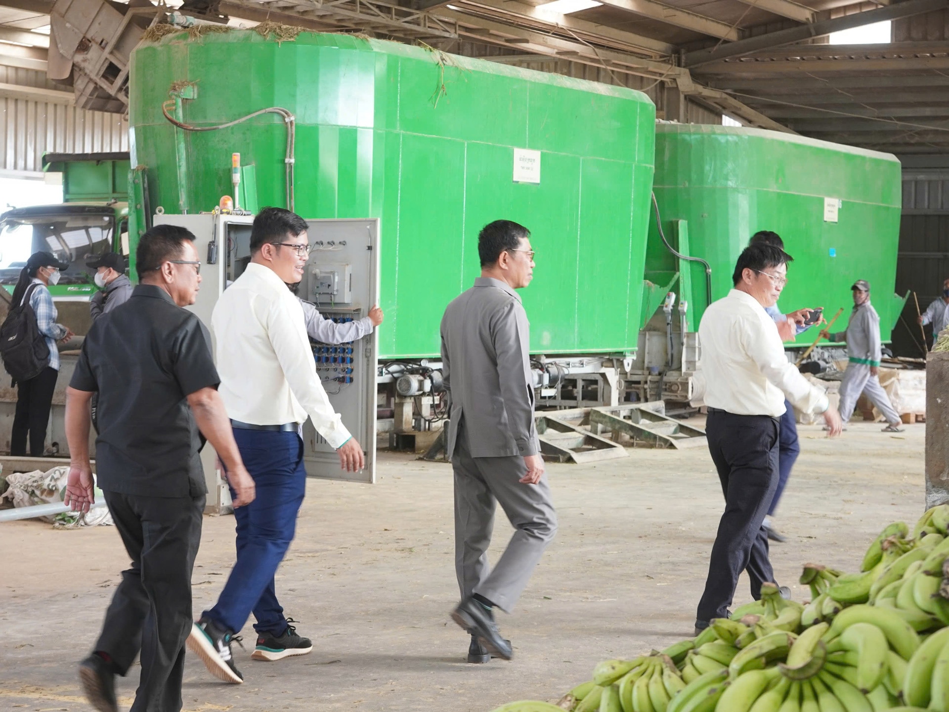 Đoàn tham quan Trung tâm chế biến thức ăn