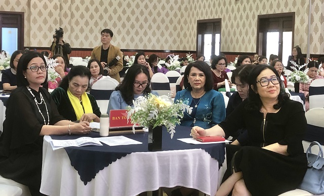 Bà Đồng Thị Ánh (hàng đầu, thứ 3 từ phải qua) và các thành viên Ban tổ chức Hội thảo. Ảnh: VH