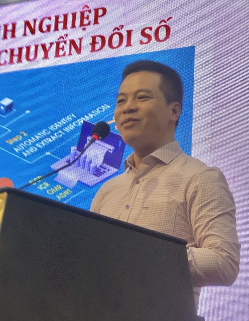 TS Lê Quang Minh giới thiệu chuyên đề “Quản trị DN trong hành trình chuyển đổi số”. Ảnh: Viết Hiền Các đại biểu đang theo dõi chuyên gia giới thiệu về chuyển đổi số. Ảnh VH