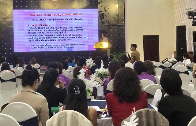 Các đại biểu đang theo dõi chuyên gia giới thiệu về chuyển đổi số. Ảnh VH