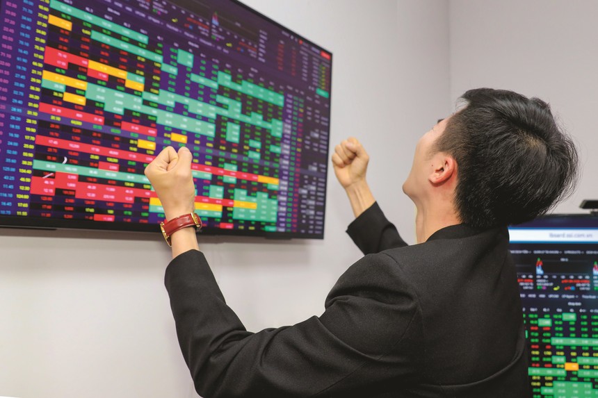 Chứng khoán ngày 17/12: VN-Index dao động quanh ngưỡng 1.260-1.262 điểm