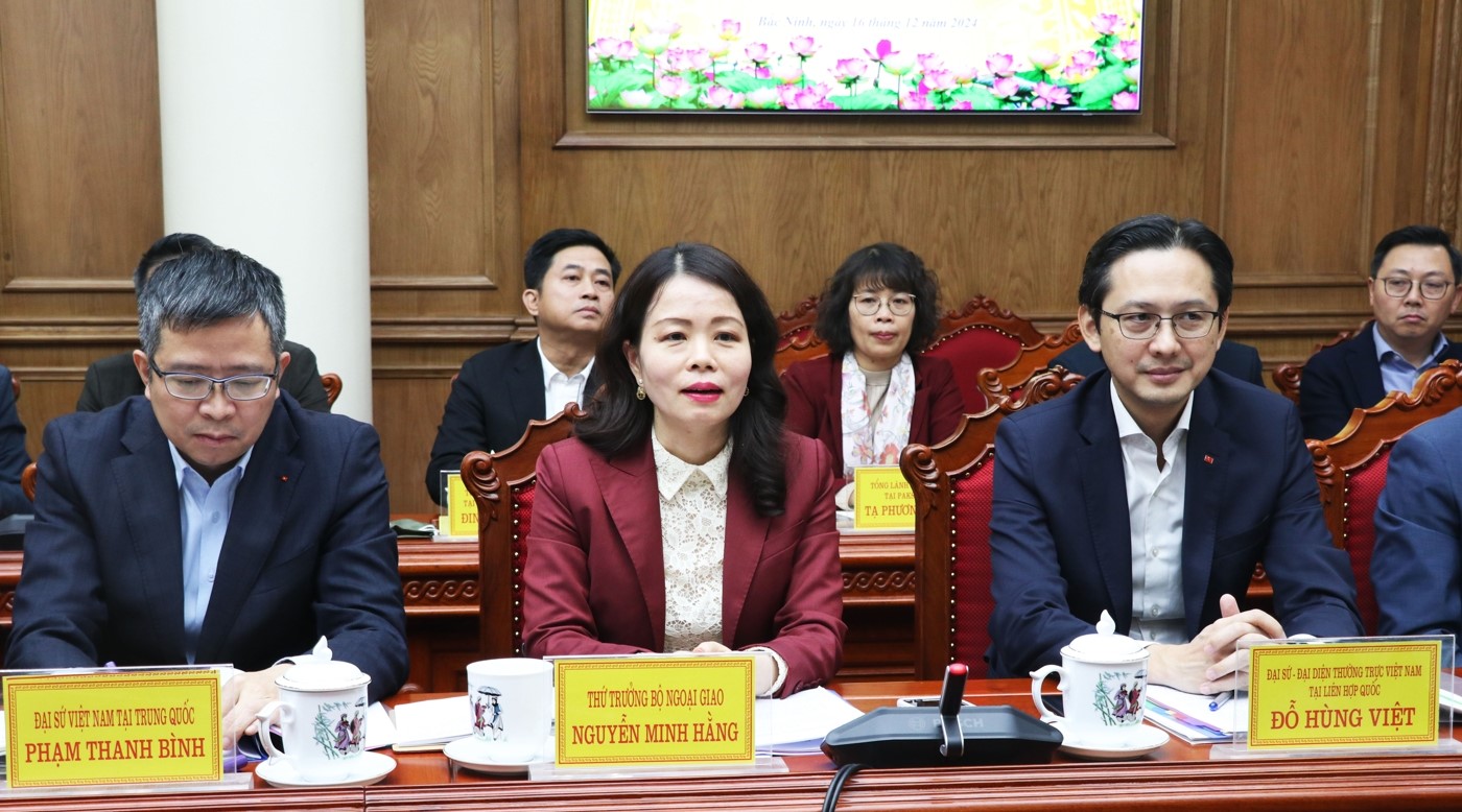 Thứ trưởng Bộ Ngoại giao Nguyễn Minh Hằng (ngồi giữa) phát biểu tại buổi làm việc.