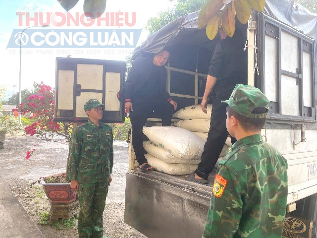 Đồn Biên phòng CKQT Lao Bảo bắt giữ 2.000kg đường kính trắng nhập lậu.