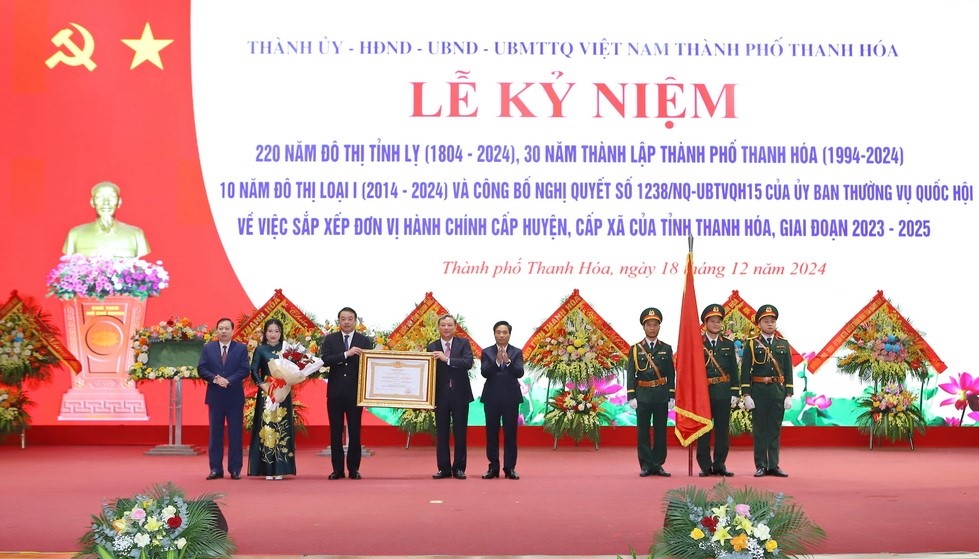 Thừa ủy quyền của Chủ tịch nước, đồng chí Nguyễn Doãn Anh, Ủy viên Trung ương Đảng, Bí thư Tỉnh ủy trao Huân chương Lao động hạng Nhất cho Đảng bộ, chính quyền và Nhân dân TP Thanh Hóa.