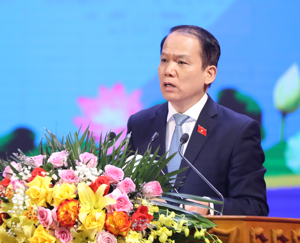 Đồng chí Hoàng Thanh Tùng công bố Nghị quyết của Ủy ban Thường vụ Quốc hội.