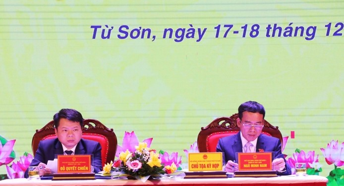 Chủ tịch HĐND thành phố Từ Sơn Ngô Minh Nam (bên phải); Phó Chủ tịch HĐND thành phố Đỗ Quyết Chiến (bên trái) chủ trì Kỳ họp.