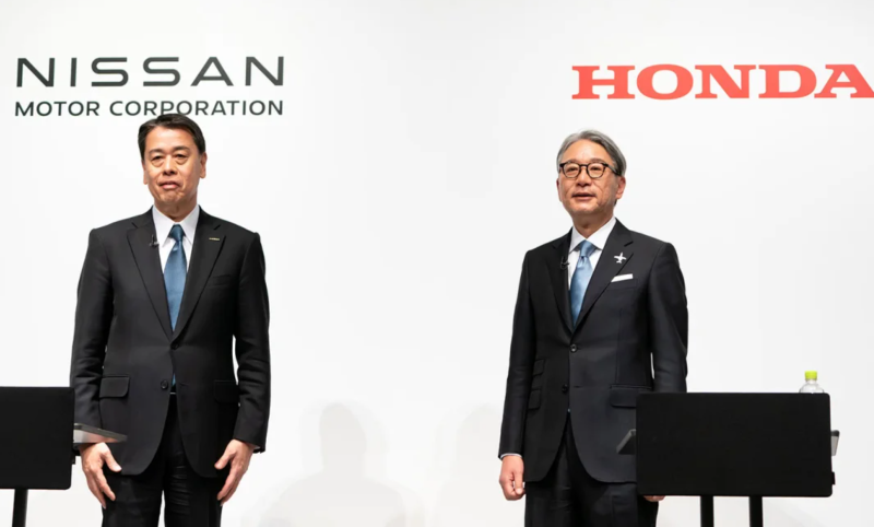 Giám đốc điều hành Nissan Motor Makoto Uchida (trái) và Giám đốc điều hành Honda Motor Toshihiro Mibe (phải). Nguồn: Getty Images)