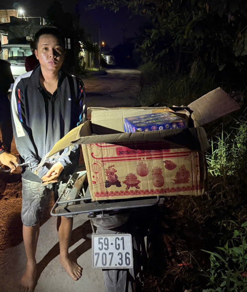 Long An bắt quả tang đối tượng vận chuyển pháo nhập lậu