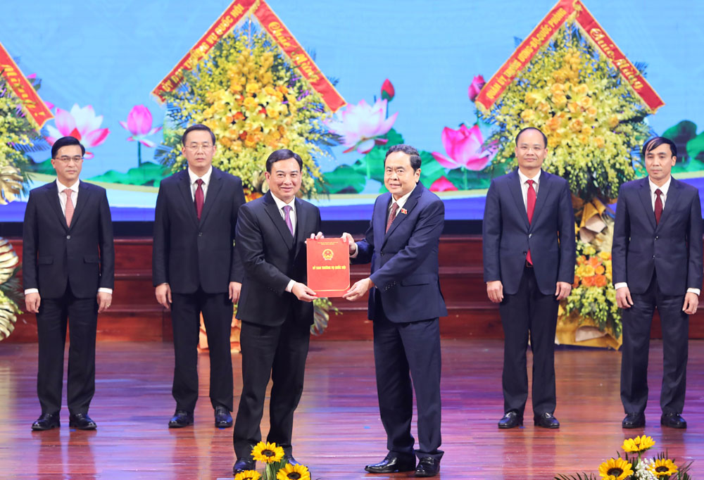 Đồng chí Trần Thanh Mẫn trao Nghị quyết của Ủy ban Thường vụ Quốc hội về sắp xếp ĐVHC cho đại diện Thường trực Thành ủy Bắc Giang.
