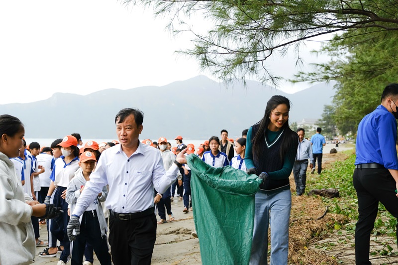 Ông Trương Hữu Chiến, Hoa hậu H’Hen Niê cùng các đoàn viên thanh niên, học sinh, người dân huyện Côn Đảo dọn rác bãi biển