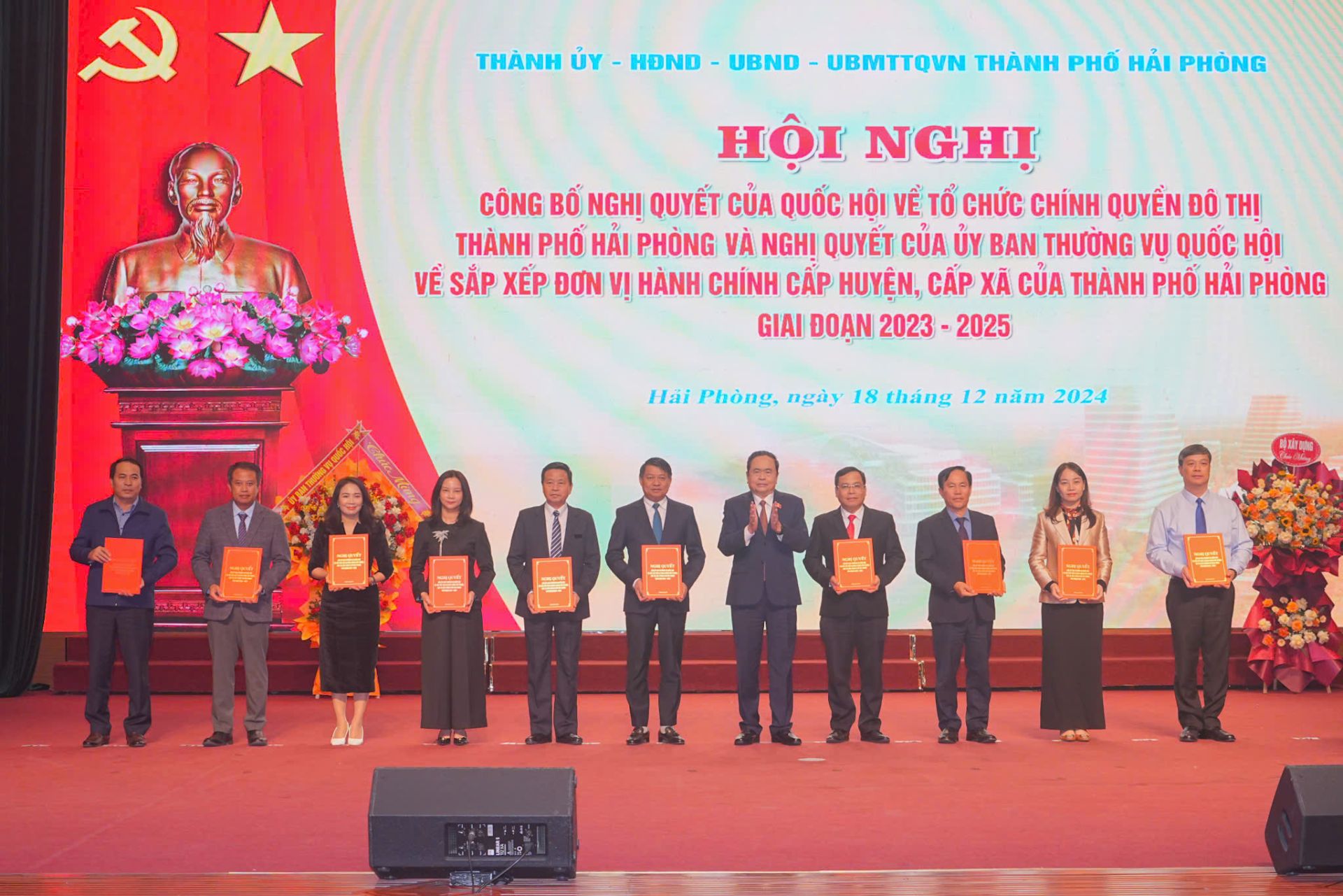 Chủ tịch Quốc hội Trần Thanh Mẫn trao Nghị quyết của Quốc hội về sắp xếp đơn vị hành chính cấp huyện, cấp xã của thành phố Hải Phòng giai đoạn 2023-2025 cho các lãnh đạo các quận, huyện, thành phố.