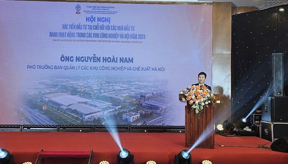 Đại diện Ban Quản lý các khu công nghiệp và chế xuất Hà Nội phát biểu tại hội nghị. Ảnh: Thanh Hiền