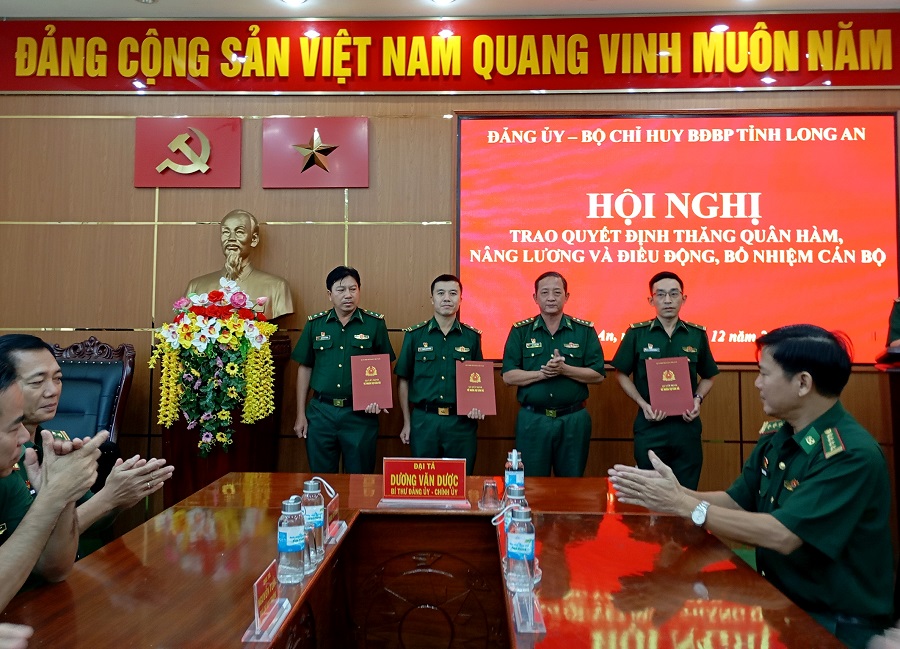 Thượng tá Lê Trọng Tình - Ủy viên Ban Thường vụ Đảng ủy, Phó Chỉ huy trưởng, Tham mưu trưởng BĐBP tỉnh trao quyết định điều động, bổ nhiệm đối với 03 đồng chí cán bộ