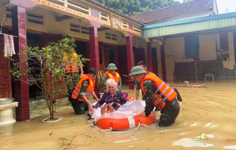 Bộ đội sơ tán người dân ra khỏi vùng ngập lụt. Ảnh chinhphu.vn.