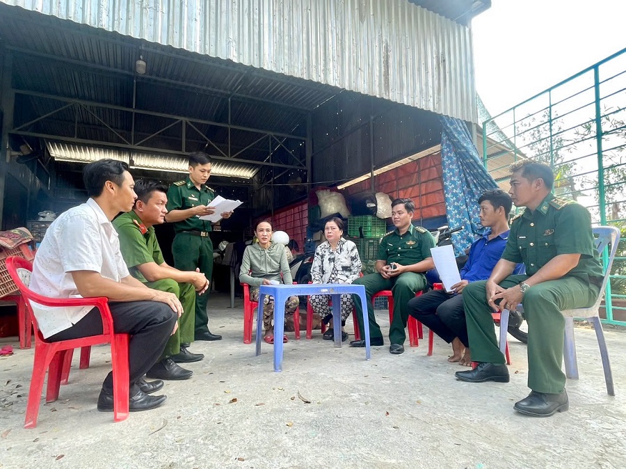 Các đơn vị trong BĐBP Long An phối hợp với địa phương tuyên truyền pháp luật đến nhân dân biên giới