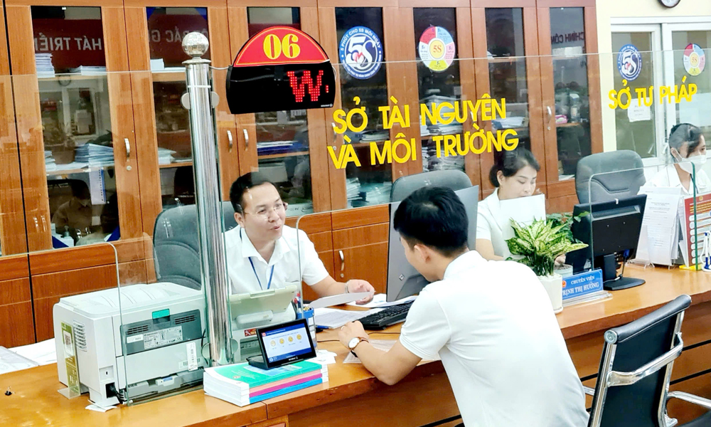 Cán bộ sở Tài nguyên và Môi trường tiếp nhận giải quyết thủ tục hành chính.