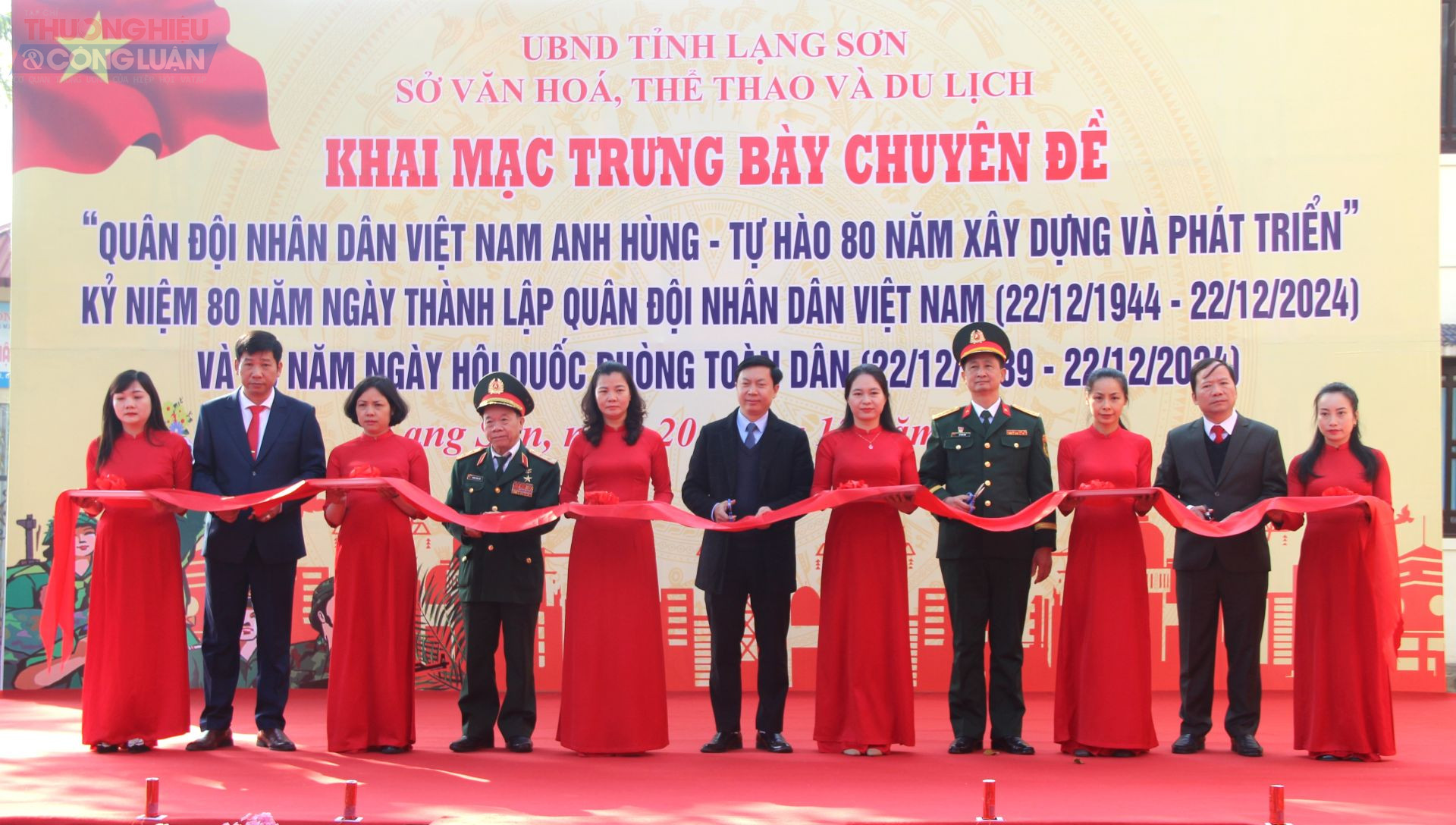 Các đại biểu thực hiện nghi thức cắt băng khai mạc trưng bày chuyên đề