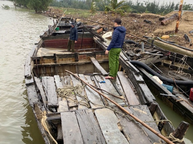 huyền khai thác cát trái phép trên tuyến sông Kiến Giang (huyện Quảng Ninh) bị lực lượng Công an phát hiện, bắt quả tang.