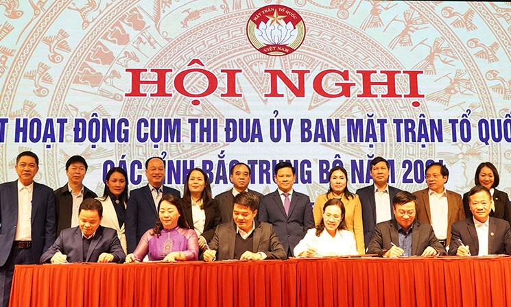 Đại diện lãnh đạo Ủy ban MTTQVN các tỉnh Bắc Trung Bộ ký kết giao ước thi đua.