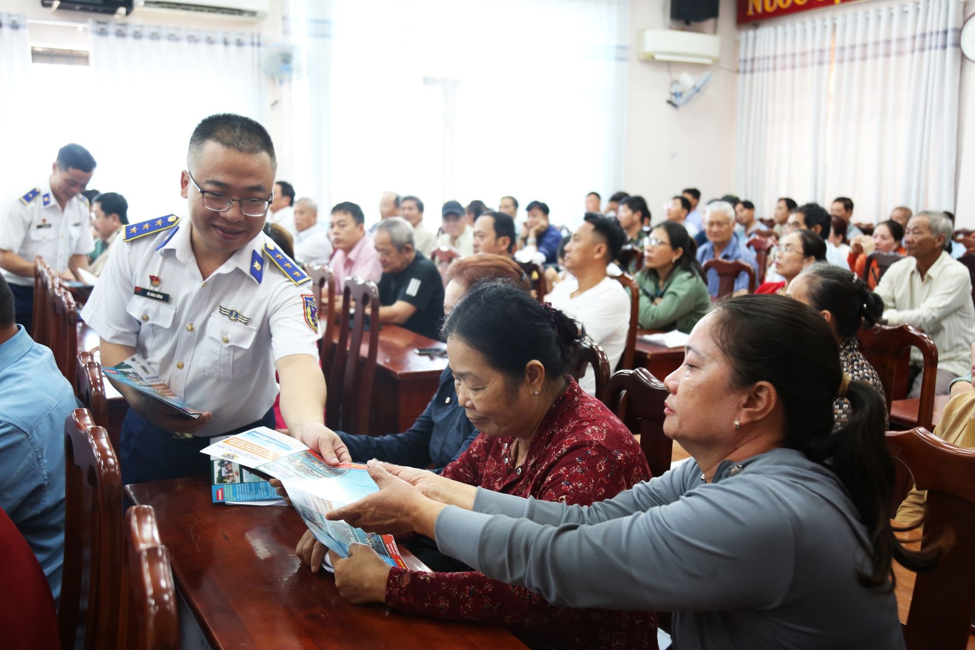 Cán bộ chiến sĩ Bộ Tư lệnh Vùng Cảnh sát biển 3 phát tờ rơi tuyên truyền