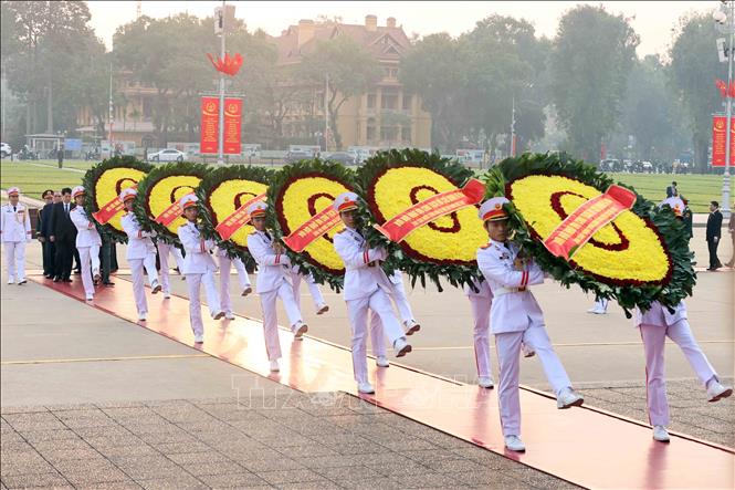 Đoàn lãnh đạo, nguyên lãnh đạo Đảng, Nhà nước đặt vòng hoa và vào Lăng viếng Chủ tịch Hồ Chí Minh. Ảnh: An Đăng/TTXVN